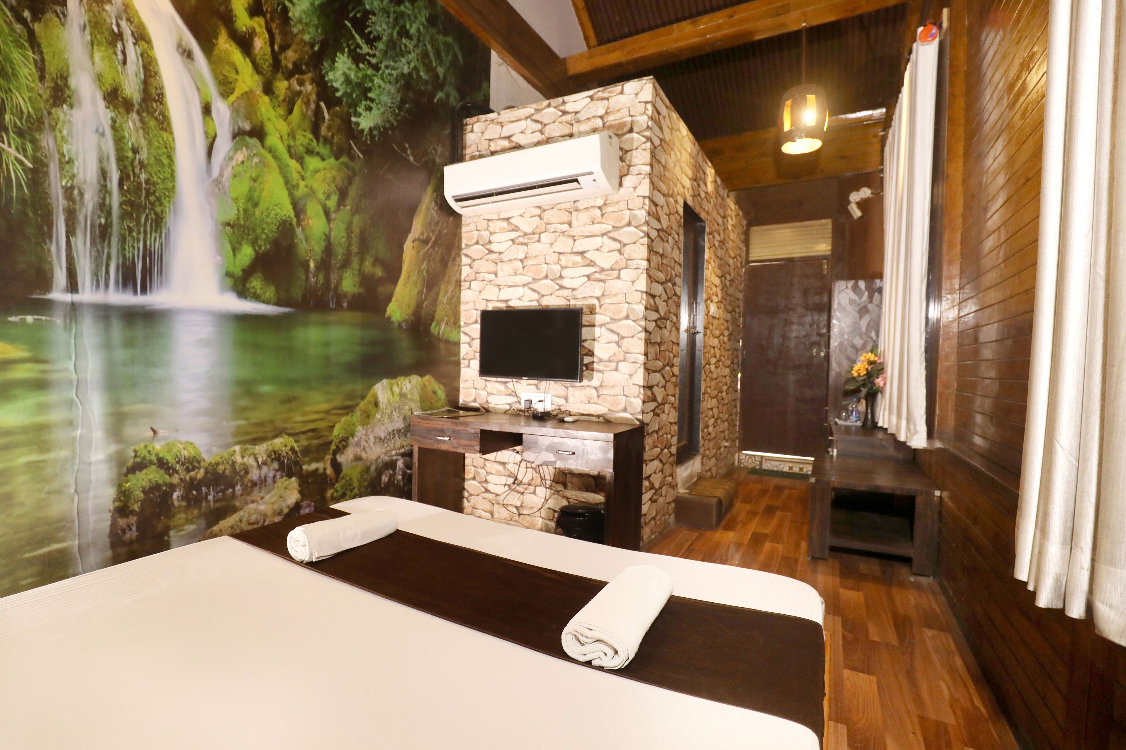 Deluxe Double Room | Individually decorated, individually furnished, desk, laptop workspace