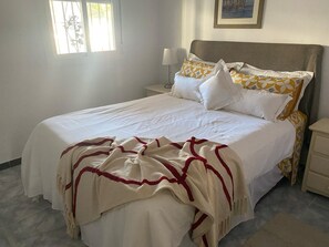 3 quartos, ferros/tábuas de passar roupa, berço de viagem