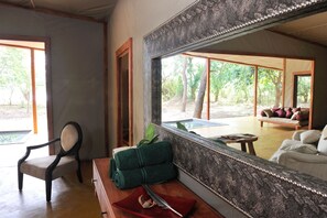 Roupas de cama antialérgicas, escrivaninha, Wi-Fi de cortesia