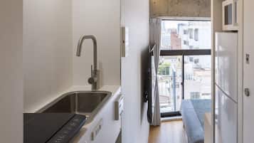 Queen Room | Private kitchen | Fridge, microwave, stovetop, electric kettle