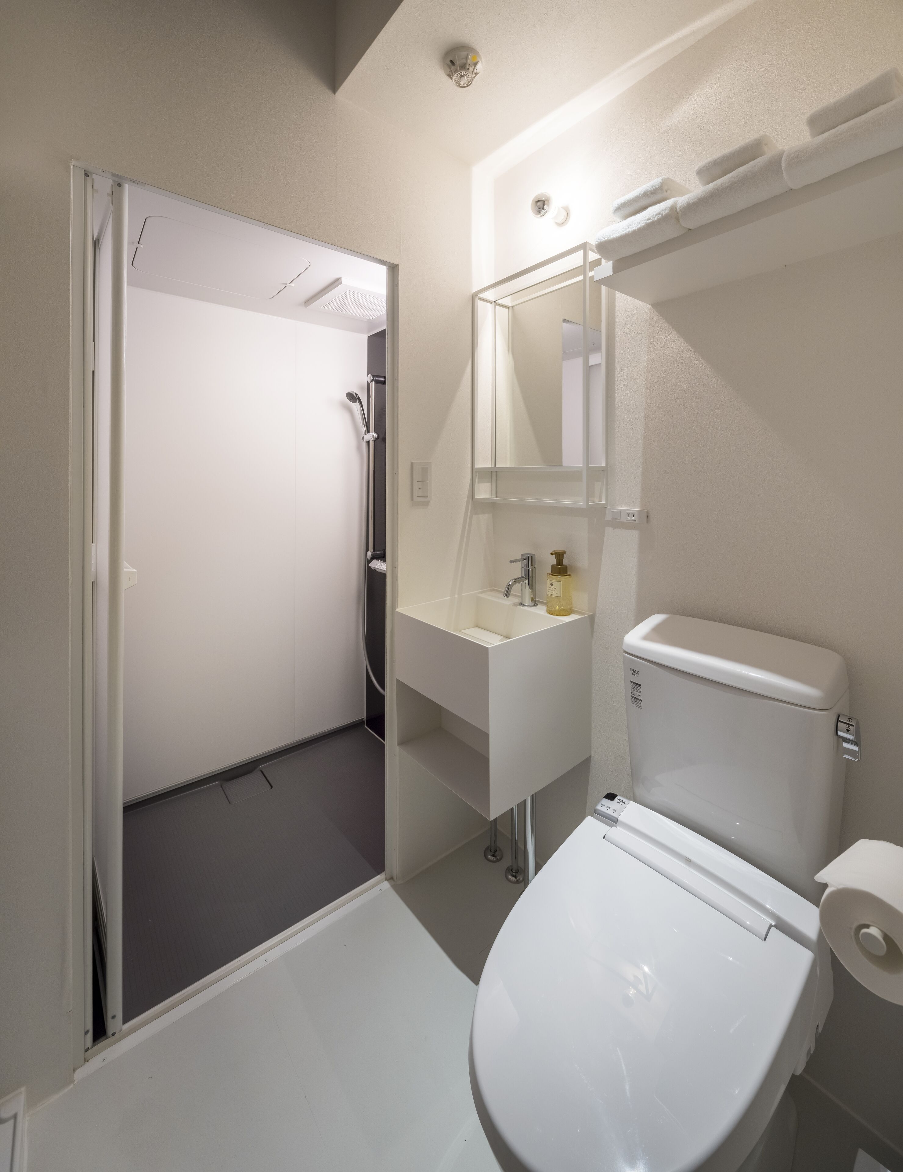 Ein modernes Badezimmer mit Dusche, Toilette und Waschbecken.