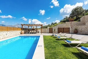 Piscine extérieure, chaises longues
