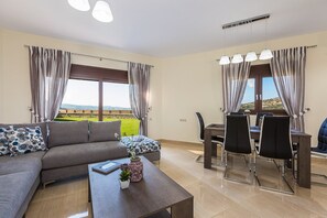 تلفزيون ذكي، مدفأة، وحدة تحكم لألعاب الفيديو، مشغل دي في دي