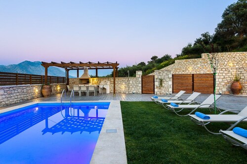 Renta Villa Georgios, with Pool, BBQ & Playground, Close to the beach