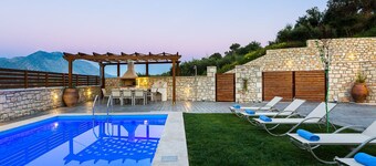 Renta Villa Georgios, with Pool, BBQ & Playground, Close to the beach