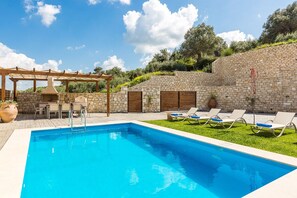 Piscine extérieure, chaises longues