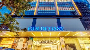 Ein modernes Gebäude, auf dem der Schriftzug 'GOLDCOAST' gut sichtbar ist.