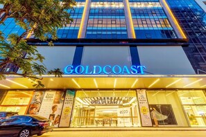 Een modern gebouw met het bord 'GOLDCOAST' duidelijk zichtbaar.