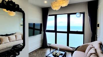 Departamento panorámico, 2 habitaciones, vista a la playa | Área de sala de estar | Smart TV