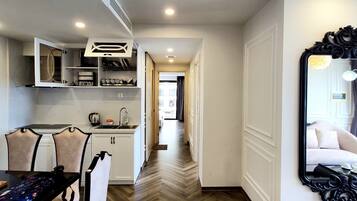 Departamento panorámico, 2 habitaciones, vista a la playa | Área de sala de estar | Smart TV