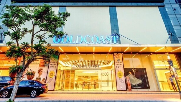 Ein modernes Gebäude mit Glasfassade und einem Schild mit der Aufschrift 'COLCOAST'.