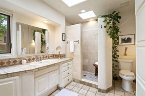 Shower, hair dryer, shampoo - Walk Everywhere, Amazing Yards, On Canyon Rd (Santa Fe)