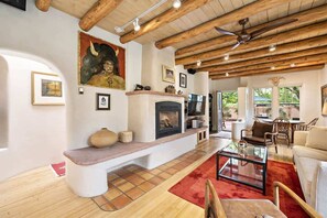 Televisie, een open haard en een kantoor