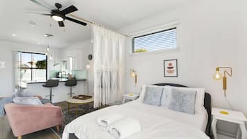 Ferros/tábuas de passar roupa, berço de viagem, Wi-Fi, roupa de cama