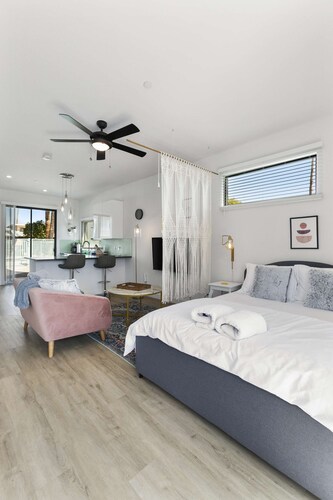 Large studio rooftop in poolside