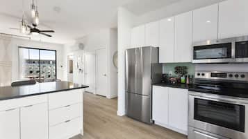 Geladeira, micro-ondas, fogão, cooktop