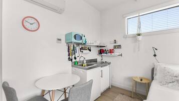 冷蔵庫、電子レンジ、コンロ、コーヒー / ティーメーカー