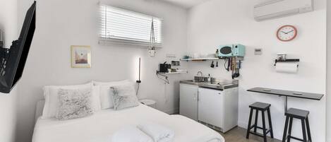 Iron/ironing board, travel cot, WiFi, bed sheets