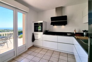 Fridge, microwave, oven, dishwasher - Villa La Belle Issambre – Luxury family villa on the Côte d’Azur with sea view, heatable pool and access to nature reserve (Les Issambres)