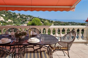 Outdoor dining - Villa La Belle Issambre – Luxury family villa on the Côte d’Azur with sea view, heatable pool and access to nature reserve (Les Issambres)