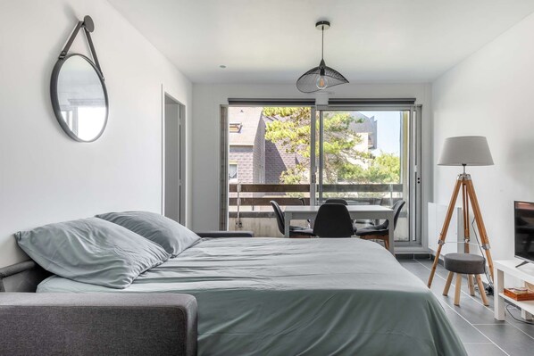 2 bedrooms, travel cot, bed sheets