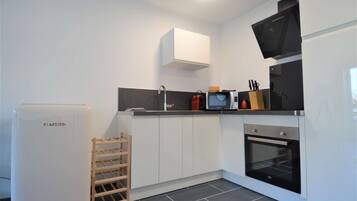 Een koelkast, een microgolfoven, een oven