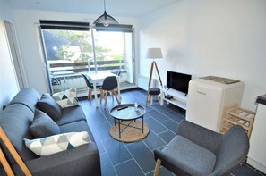 TV - Bright apartment - With balcony 400m from the beach (Courseulles-sur-Mer)