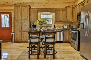 Kjøleskap, ovn, kokeplater og oppvaskmaskin