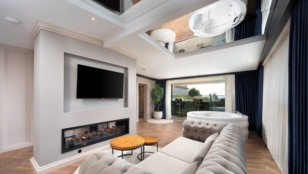 Panorama kamer, terras (Terrace Suite) | Luxe beddengoed, een kluis op de kamer, verduisterende gordijnen