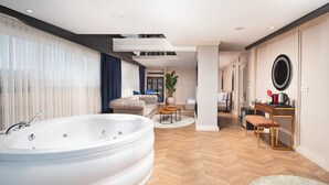 Panorama kamer, terras (Terrace Suite) | Luxe beddengoed, een kluis op de kamer, verduisterende gordijnen
