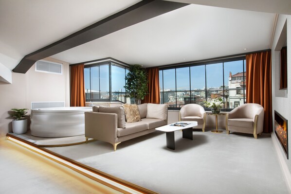 Panorama suite | Luxe beddengoed, een kluis op de kamer, individueel gemeubileerd