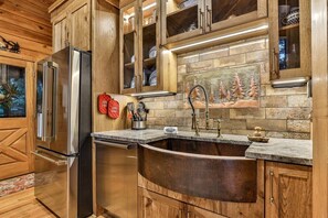 Fridge, microwave, oven, stovetop - Liberty Lookout | Ellijay, GA (Ellijay)
