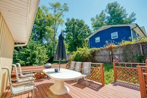 Outdoor dining - Relax at the serene and spacious duplex nestled in the peaceful, family-friendly neighborhood. (Johnson City)
