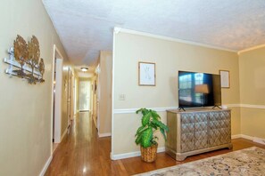 Interior - Relax at the serene and spacious duplex nestled in the peaceful, family-friendly neighborhood. (Johnson City)