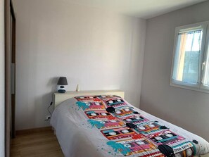 3 bedrooms - Charming 3-Bedroom Home with A/C, Near Beach & Cycling Trails, Sleeps 6 (Parentis-en-Born)