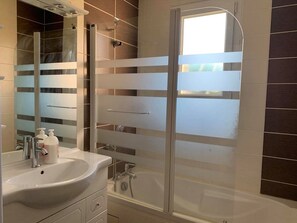 Hair dryer - Charming 3-Bedroom Home with A/C, Near Beach & Cycling Trails, Sleeps 6 (Parentis-en-Born)