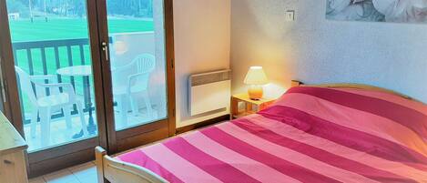 2 bedrooms, travel cot