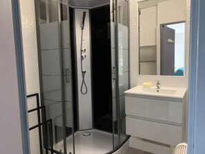 Bathroom - Bright apartment in Bouzigues, 50m from beach, garden and parking (Bouzigues)