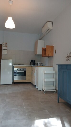 Jääkaappi, mikroaaltouuni, uuni, liesi