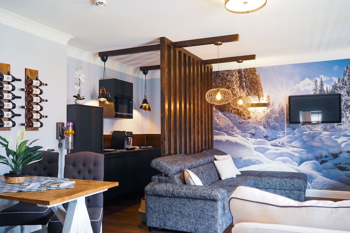 Una sala de estar moderna con chimenea, un comedor y una cocina.