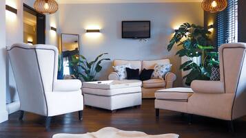 Deluxe Apartment, Sauna, Whirpool, Balcony (Nr 4) | Woonruimte | Een flatscreentelevisie