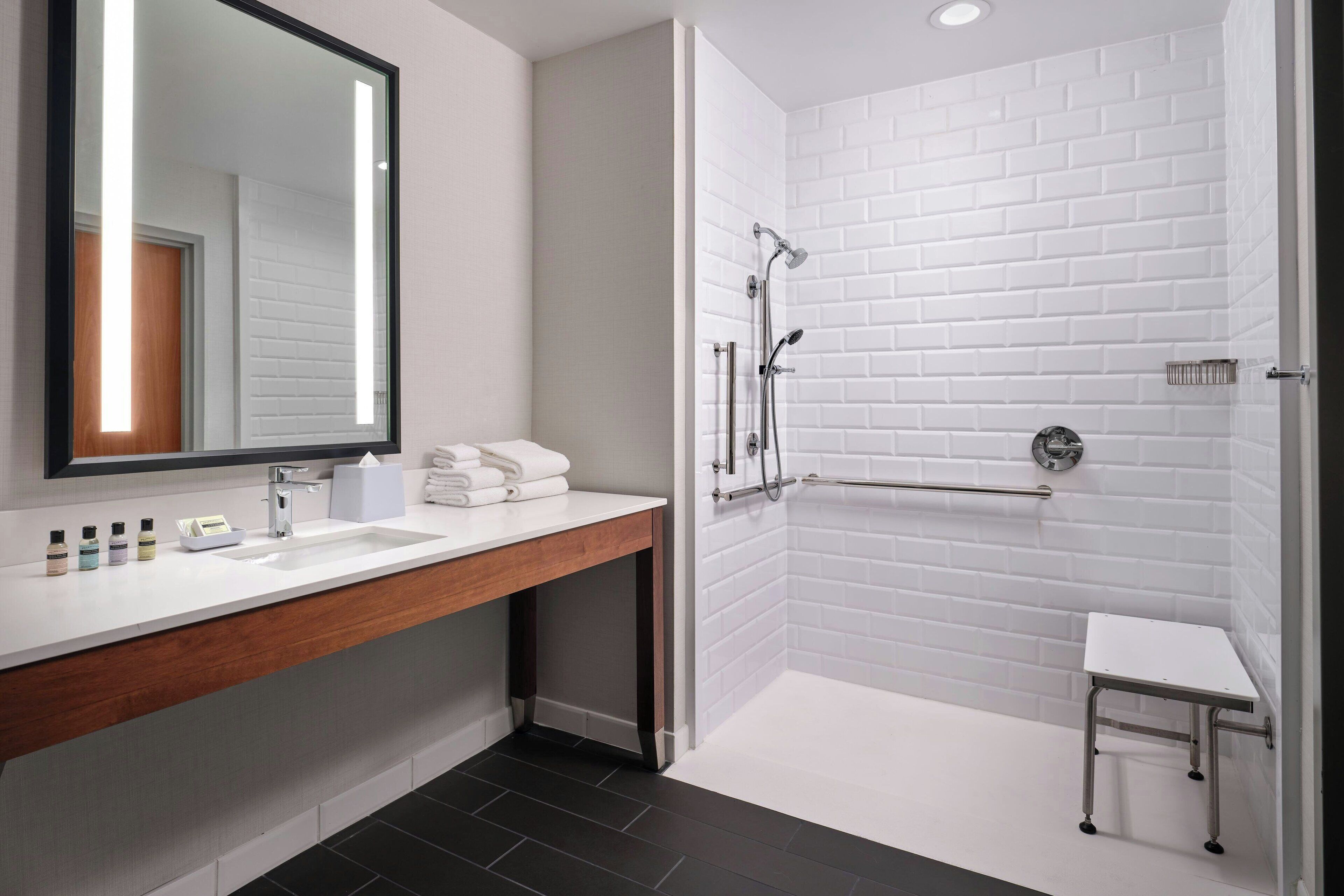 room, 1 queen bed | bathroom | combined shower/bathtub, free toiletries, hair dryer, towels