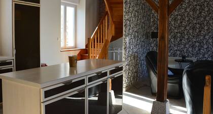 Maison lumineuse pour 4, près d'Orléans et Chartres, avec cour, terrasse, parking, et équipements complets.