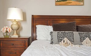 5 habitaciones, escritorio y tabla de planchar con plancha