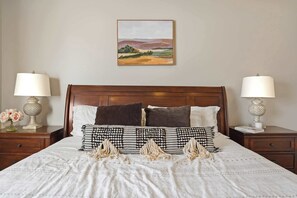 5 soverom, skrivebord, strykejern/-brett og reiseseng for barn