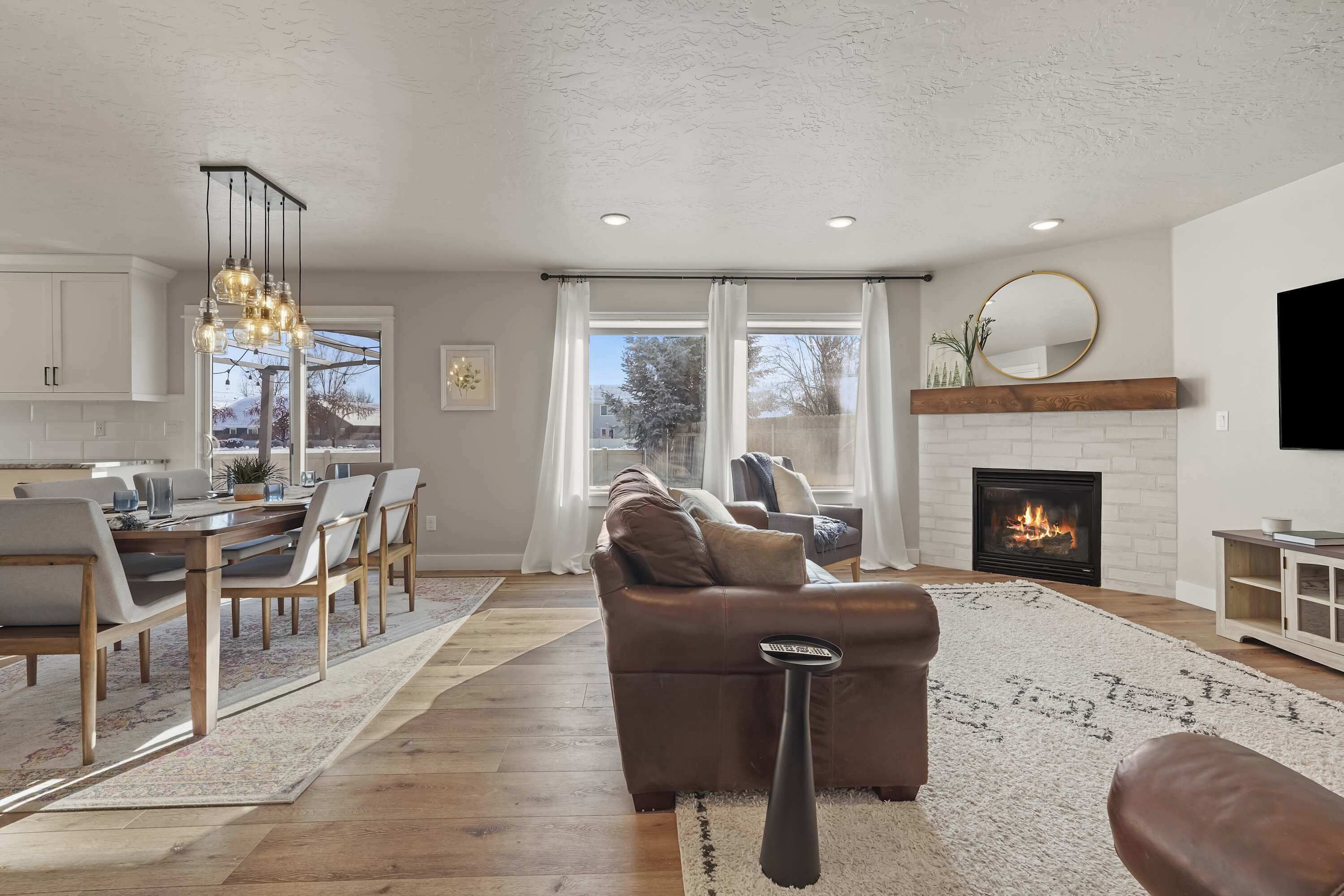 Télévision, cheminée, livres, espaces bureaux