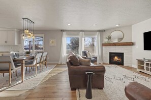 Télévision, cheminée, livres, espaces bureaux