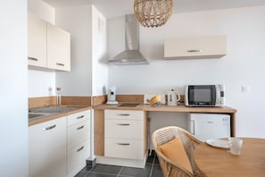 Fridge, microwave, dishwasher, coffee/tea maker