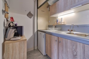 Een koelkast, een oven, een koffiezetapparaat/waterkoker