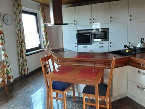 Fridge, oven, dishwasher, coffee/tea maker